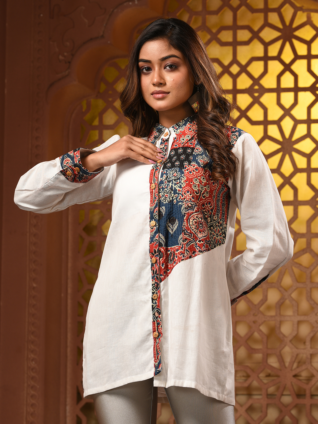 Off White Solid Cotton Shirt With Ajrat Patchwork - Image 3