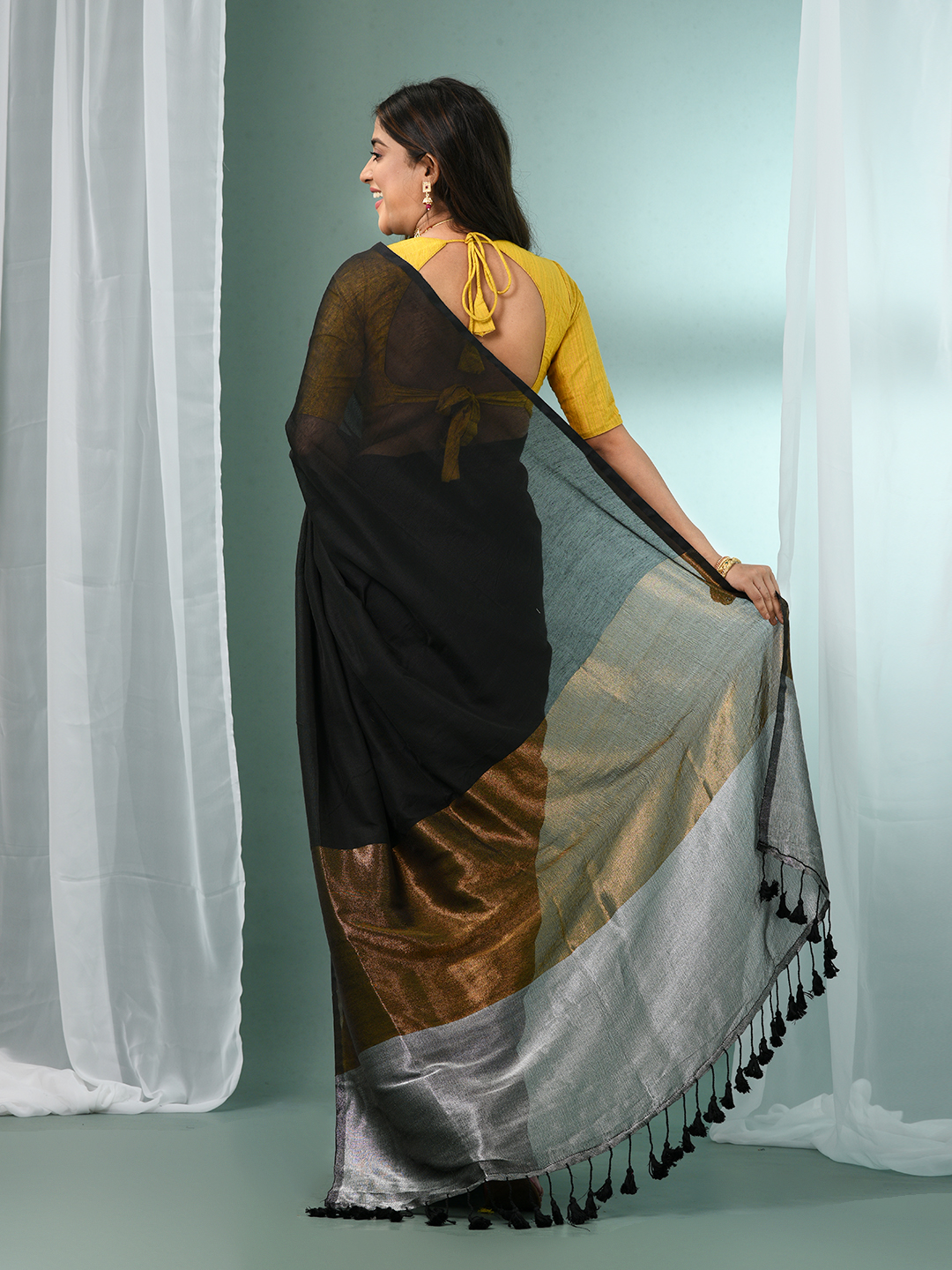 Woven Design Cotton Blend Saree - Image 6